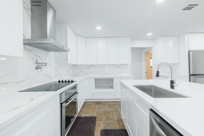 Photo - 10055 Larston St