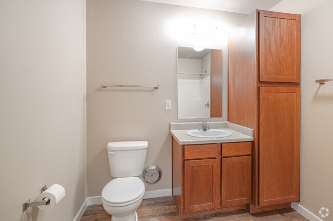 2BR, 2BA - 1,049SF - Bathroom