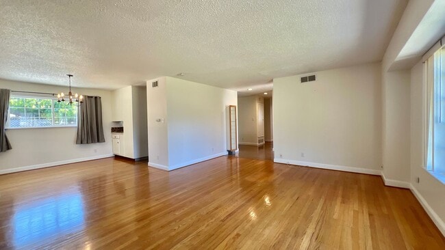 Photo - Gorgeous house - Huge Backyard with Bonus ...