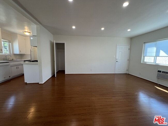 Photo - 2210 S Sycamore Ave Unidad 3