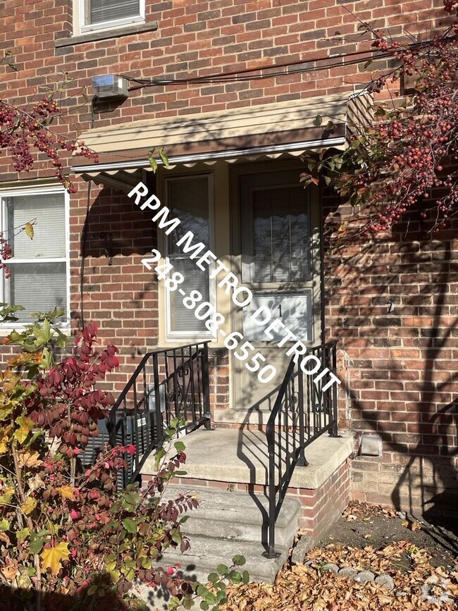 Building Photo - Move in Ready Brick Condo in Dearborn.