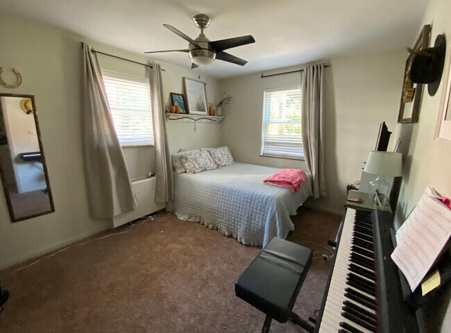 Large Bedroom w Desk corner 1201 Edgecliff