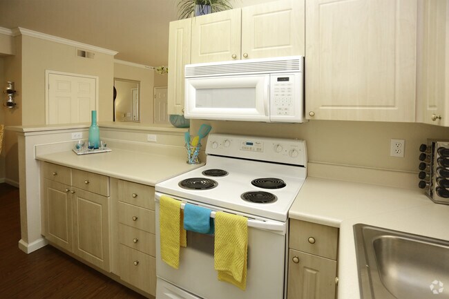 1BR, 1BA - 740 SF