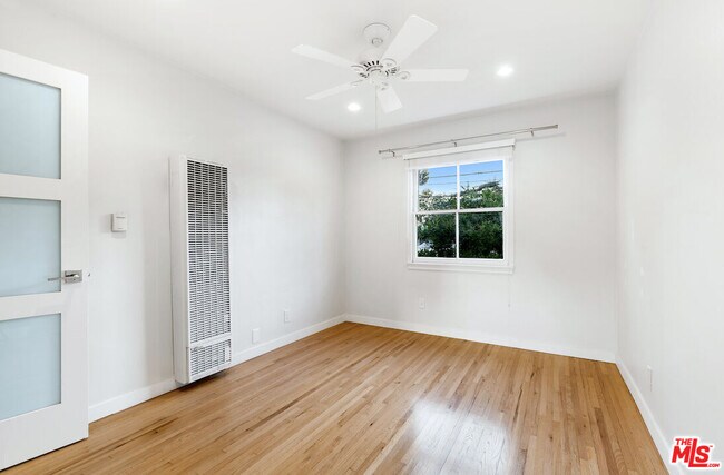 Photo - 551 1/2 Westmount Dr