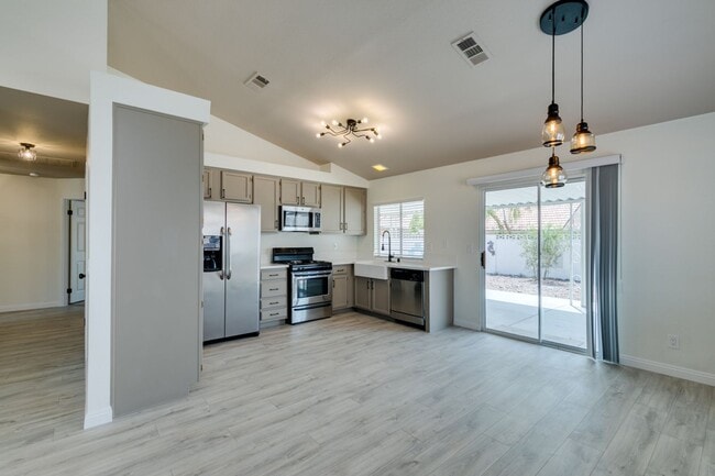 Fully upgraded 3 bedroom house on large lo... - Fully upgraded 3 bedroom house on large lo...