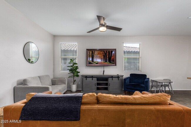 Photo - 631 E Buckingham Ave