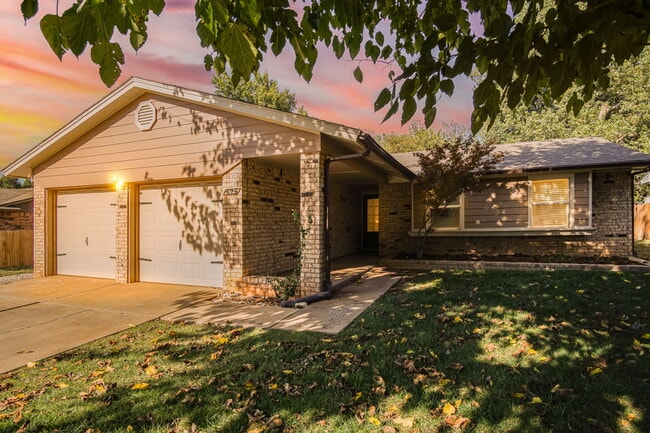 Photo - 625 Hawthorne Pl