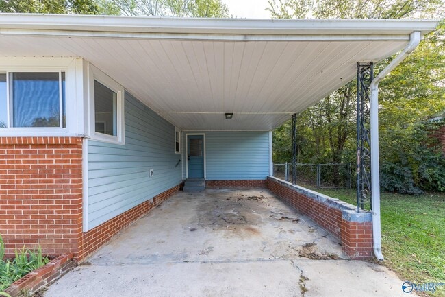 816 Giles Dr NE