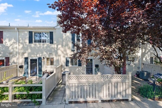 Building Photo - 1431 N Van Dorn St Rental