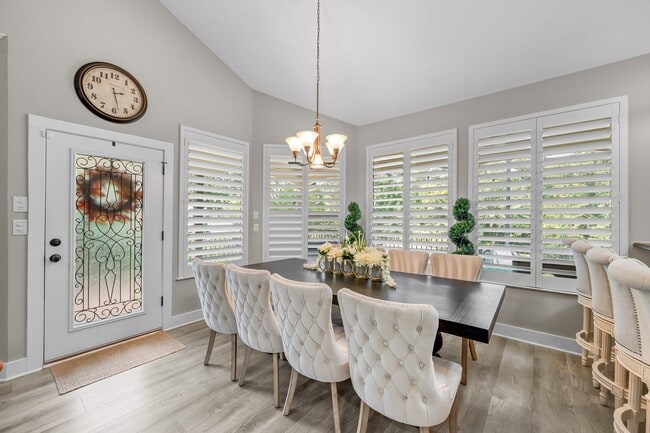 Building Photo - 13847 Pkwy Manor Dr