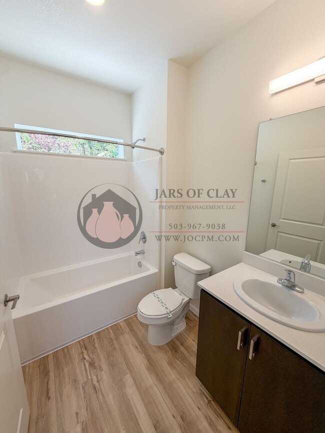 Photo - 2552 Gilbert St S