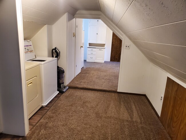 Building Photo - 1719 1/2 N Oneida St Unit Appleton Upper Duplex