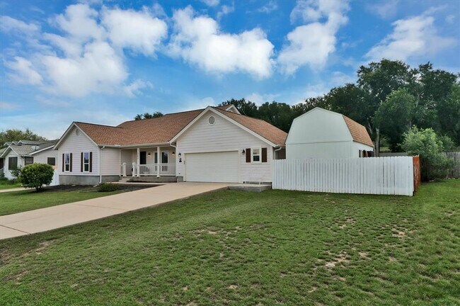 Photo - 203 Dunkeld Dr