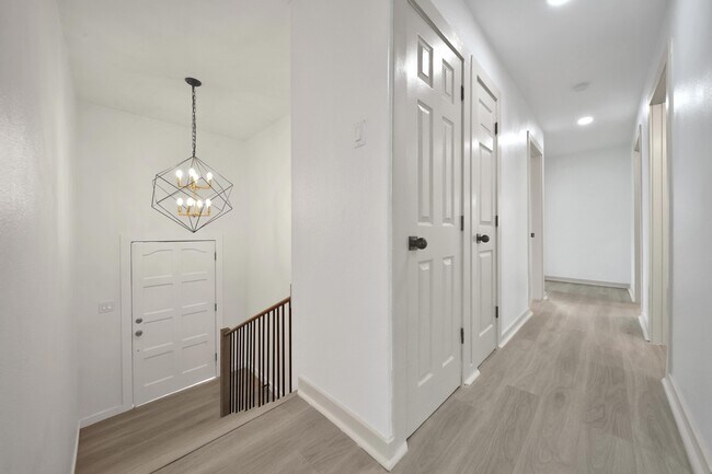 Landing Entryway - 5515 Cannonway Dr