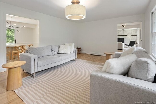 Photo - 33 Riverfield Dr