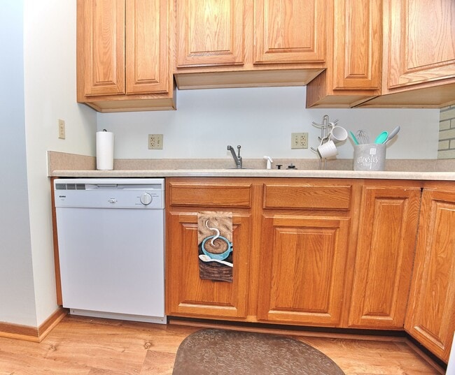 Photo - Pineview Apartments - Morgantown, WV