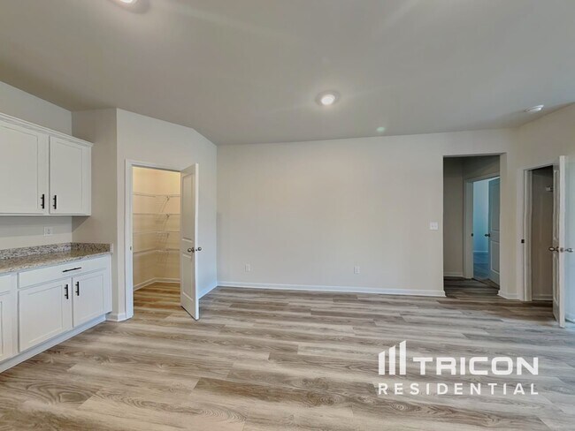 Photo - 1040 Claas Wy