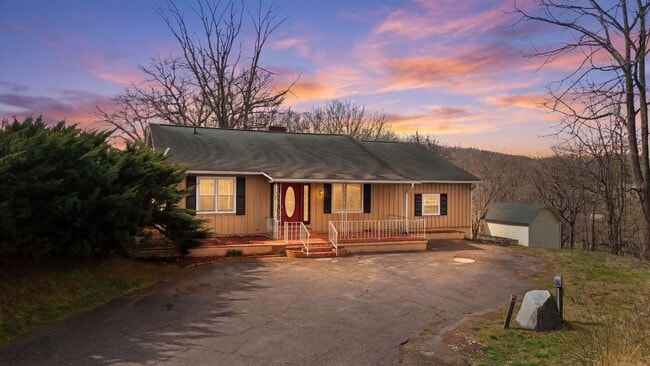 Building Photo - $1,900 - 3 Bedroom 3 Bathroom Unfurnished Home Just Outside Franklin