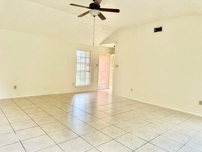 Building Photo - 2015 Lazy Ln