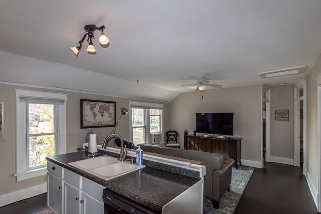 Photo - 714 N Broadway Ave Unit 2