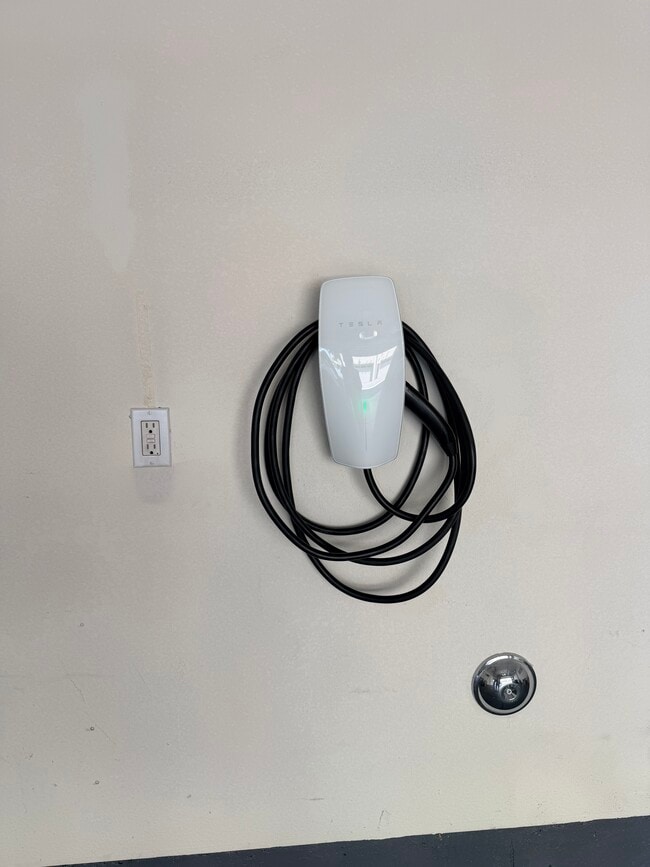 Punto de recarga para vehículos eléctricos en el garaje. - 17611 Garden House Ln