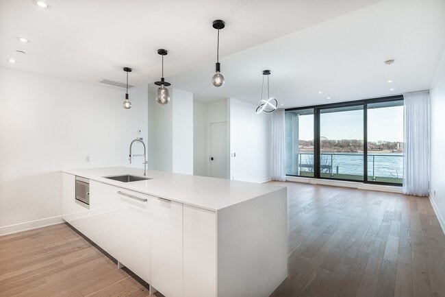 Building Photo - 1010 Rue de la Commune E Unit 202