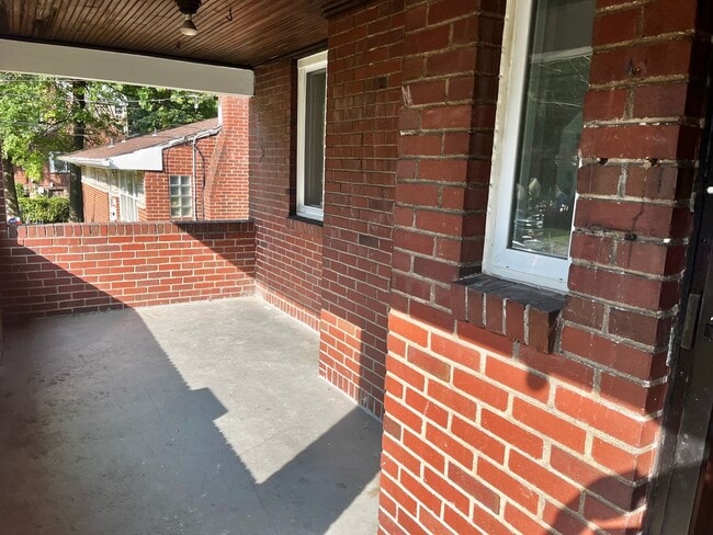 Photo - 2156 Sampson St