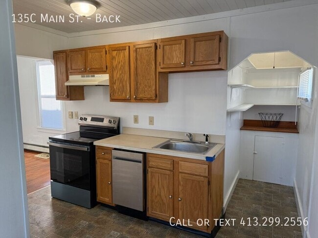 Building Photo - 135C Main St.-Back Unit Back Rental