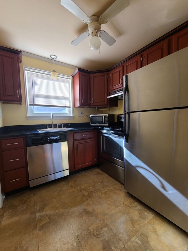 Photo - Studio in Rocky Hill - Heat & Hot Water In...
