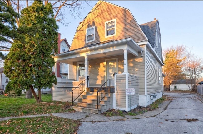 Building Photo - 1610 Court St Unit 2