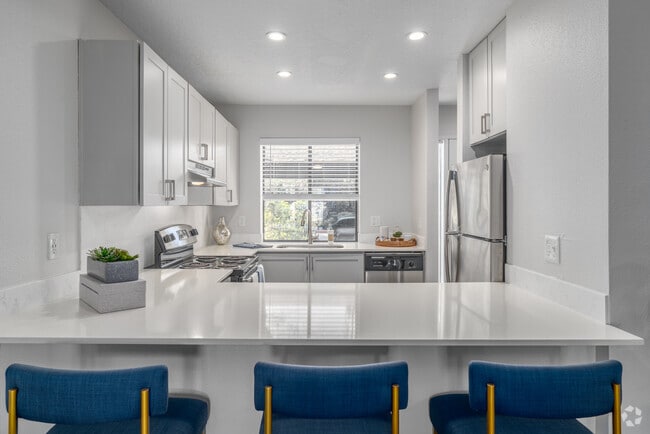 2BR, 2BA - 864SF - Kitchen