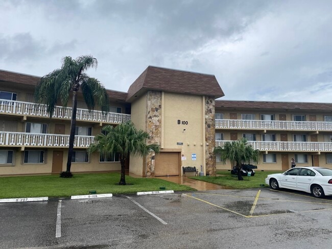 Building Photo - 100 Village Green Cir E Unit 103