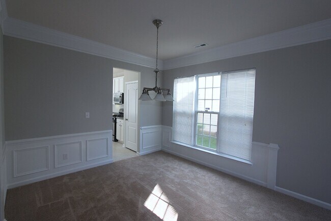 Photo - Well maintained 4 bedroom home with a golf course view!