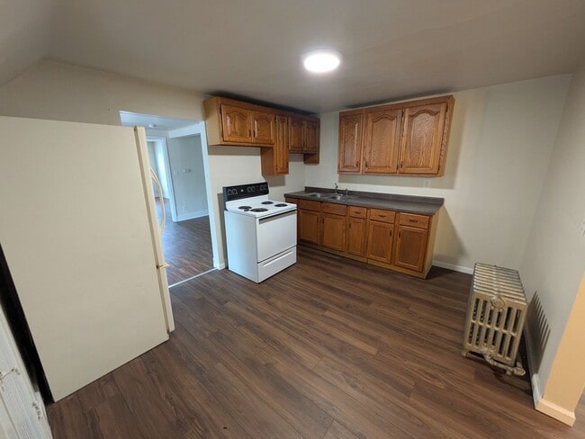 Building Photo - 1233 S 18th St Unit 1233 S 18th St Upper Rental