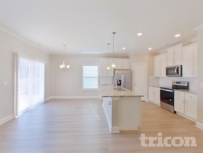 Photo - 154 Tradesmen Trl