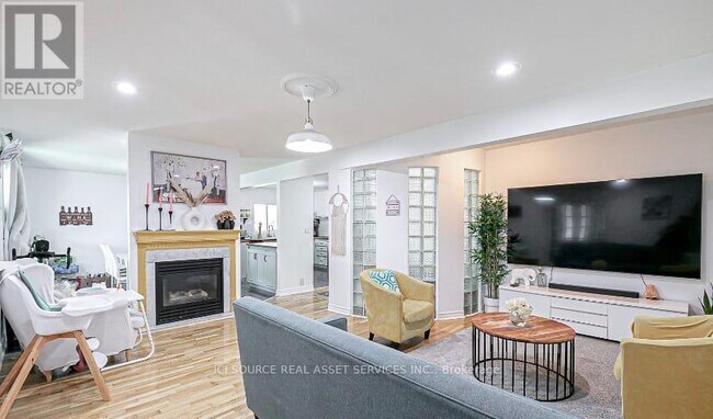 Photo - 7698 Kipling Ave