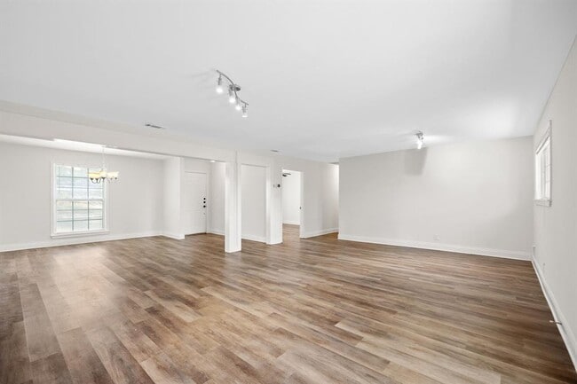 Photo - 2904 Northeast Dr