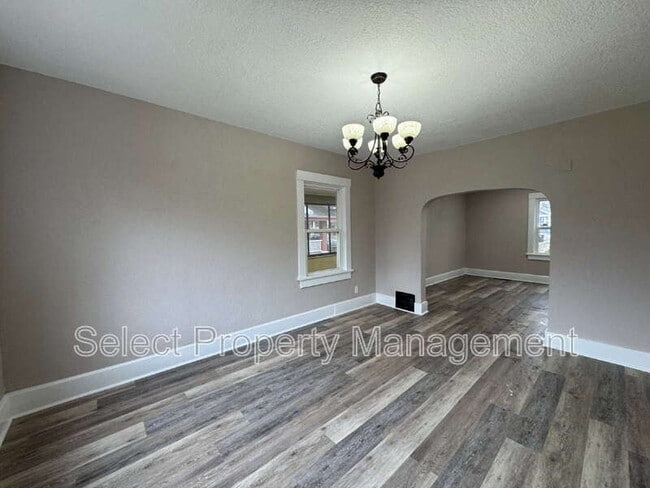 Photo - 2927 Hoagland Ave