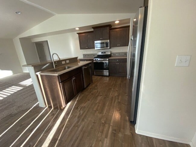 Photo - MOVE IN SPECIAL $500 off first month rent ...