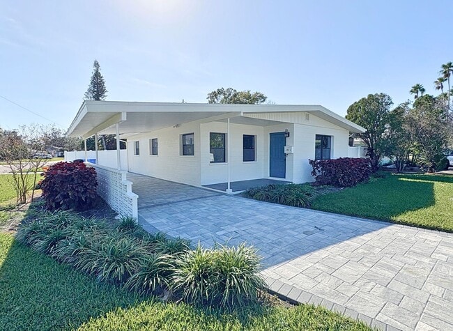 Building Photo - Fully Renovated 2BR Home with Designer Finishes & Fenced Yard