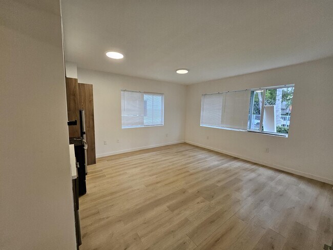 Photo - 557 Michigan Ave