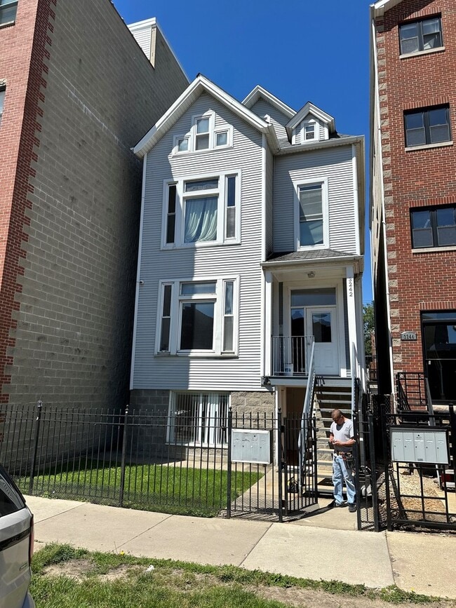 Photo - 3242 N Sheffield Ave Apartment Unit 2