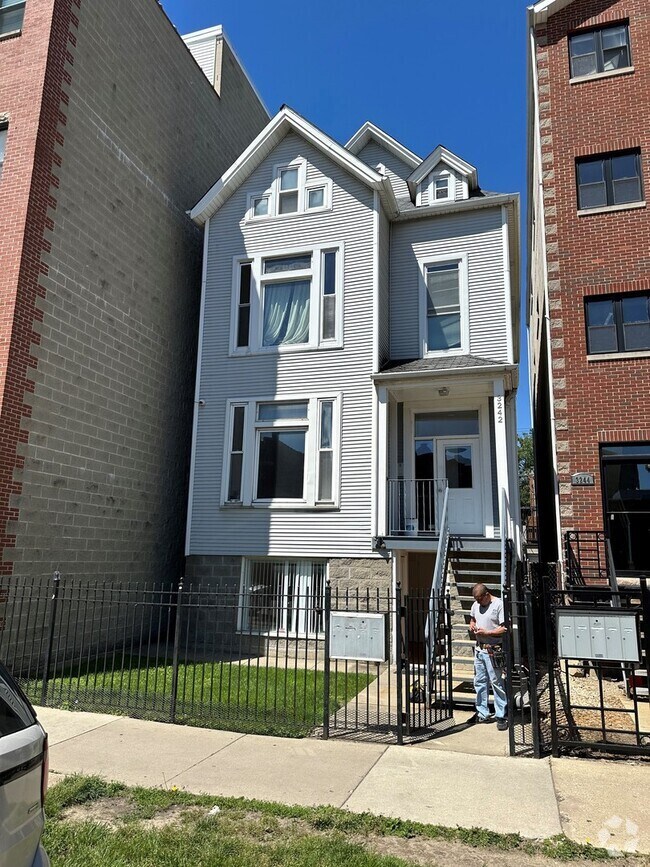 Building Photo - 3242 N Sheffield Ave Unit 2 Rental