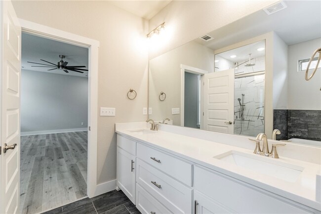 Photo - 2105 Chanae St