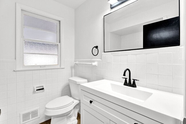 Photo - 3BD | 2BTH - NEWLY RENOVATED - WEST BLOOMFIELD, MI (3 MONTH SPECIAL)