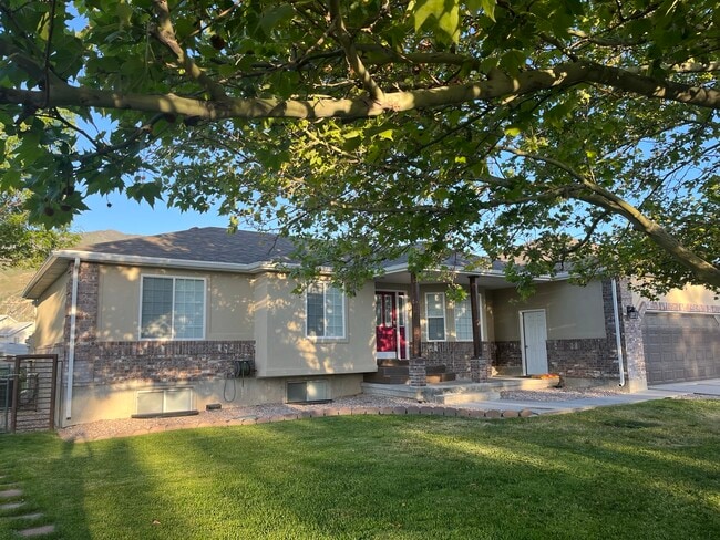 Front Porch - 926 E. Bates Canyon Rd