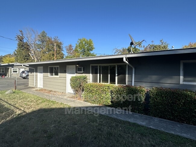 Photo - 719 SW Bridge St