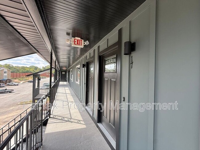 Building Photo - 1309 Hudson Ave Unit E17