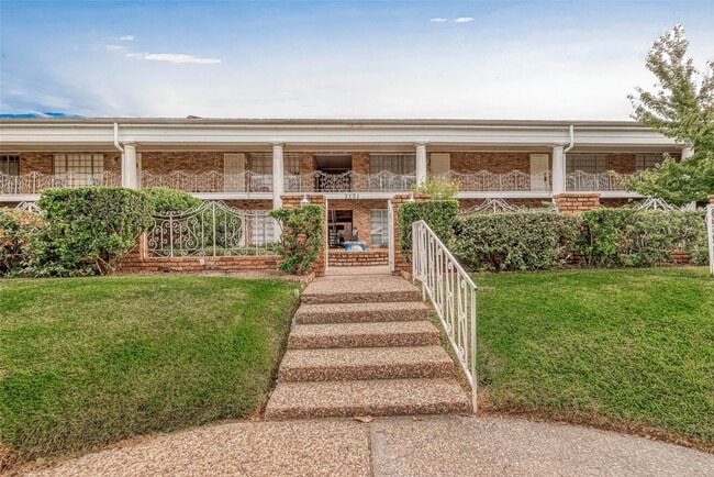 Building Photo - 2201 Fountain View Dr Unit 54