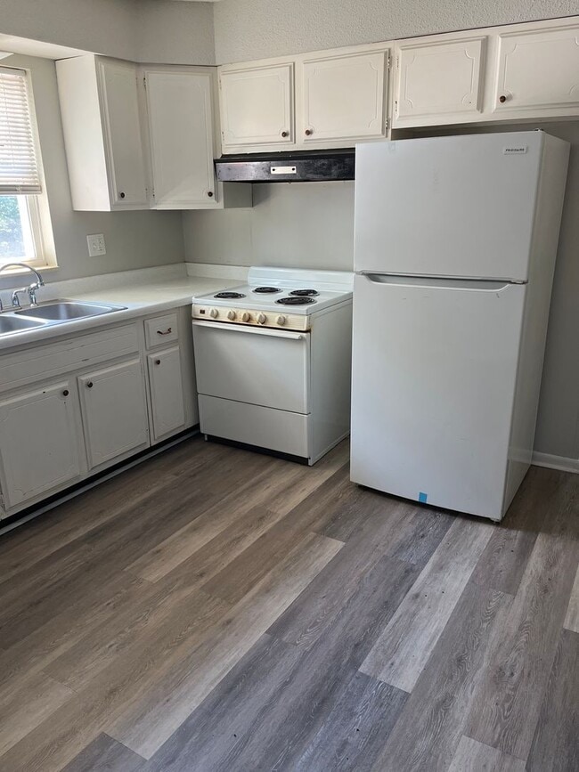 Building Photo - 704 Demaret Dr Unit B Rental